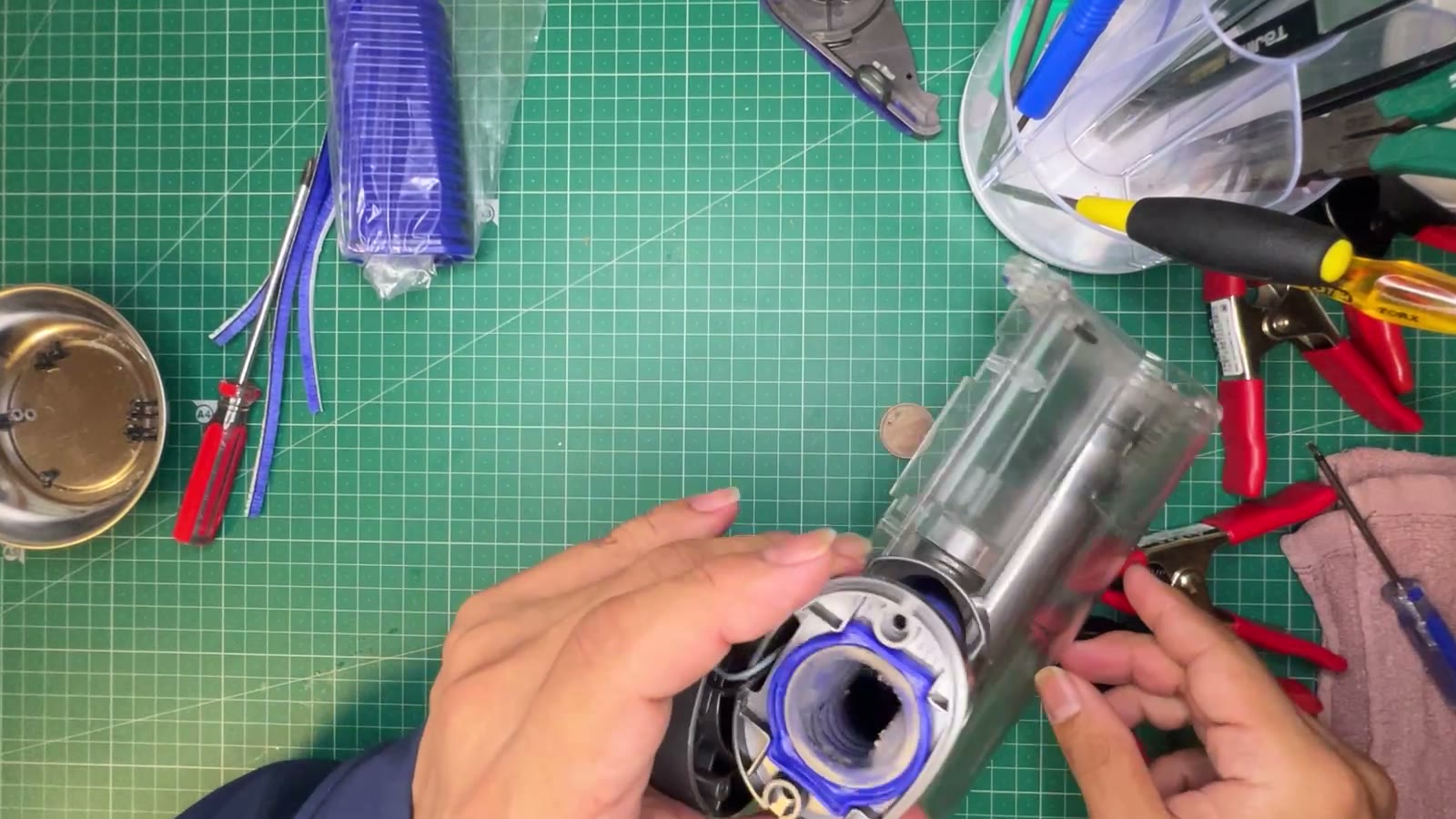新しい蛇腹ホースと、取り付け中の様子